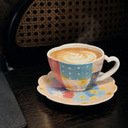 Tasse en céramique peinte à la main, motif lilas – Tasse à café artisanale avec base sur pied