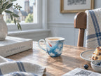 Tasse en céramique peinte à la main, motif lilas – Tasse à café artisanale avec base sur pied