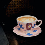 Tasse en céramique peinte à la main, motif lilas – Tasse à café artisanale avec base sur pied