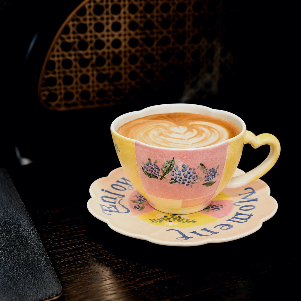Handbemalte Keramiktasse mit Fliederdesign – Artisan Kaffeetasse mit Fuß