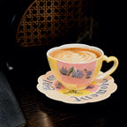 Handbemalte Keramiktasse mit Fliederdesign – Artisan Kaffeetasse mit Fuß