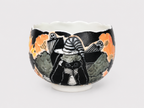 Handbemalte Keramiktasse mit Fliederdesign – Artisan Kaffeetasse mit Fuß